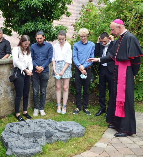 Nach der Enthüllung kam Weihbischof Peter Birkhofer mit den Schülern ins Gespräch. (Foto: Gerhard Lück) Nach der Enthüllung kam Weihbischof Peter Birkhofer mit den Schülern ins Gespräch. (Foto: Gerhard Lück)