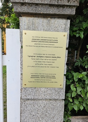 Neue Tafel informiert ber die Geschichte des Markenhofs (Foto: Claudius Heitz)