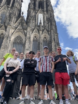 Der Leistungskurs Geschichte vor dem K�lner Dom