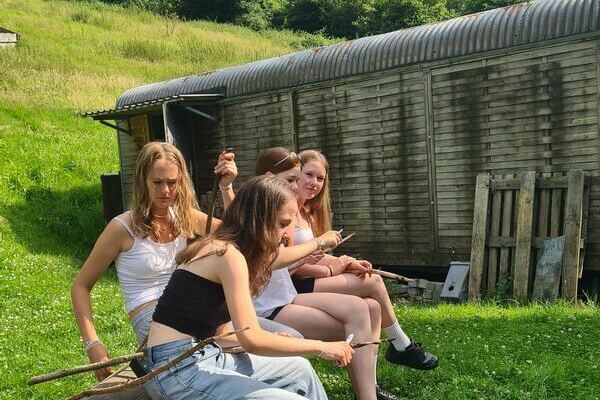 Projekttage 2024 - "Httenwanderung" (Herstellen der Stcke frs Stockbrot)