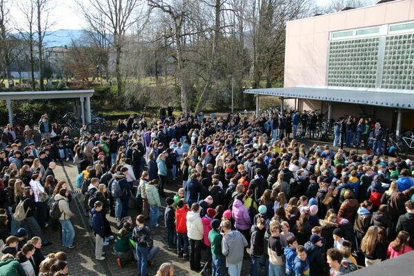 Kolleg St. Sebastian setzt Zeichen gegen Rechts - Die SuS hren die Reden der SMV