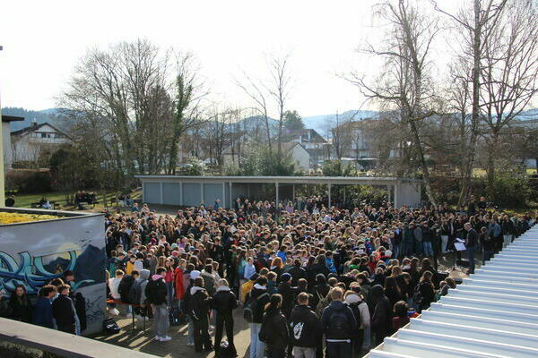 Kolleg St. Sebastian setzt Zeichen gegen Rechts - Die SuS hren die Reden der SMV