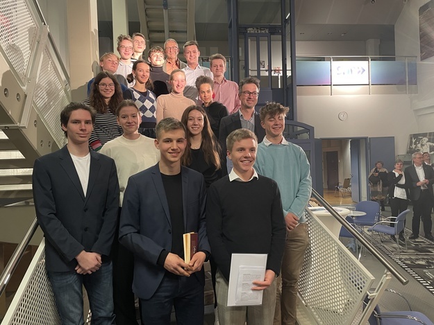 Die Preisträger des Lotte-Paepcke-Preises (in den ersten beiden Reihen Mitglieder der Geschichts-AG des Kollegs) Foto: Christoph Ebner / SWR Die Preisträger des Lotte-Paepcke-Preises (in den ersten beiden Reihen Mitglieder der Geschichts-AG des Kollegs) Foto: Christoph Ebner / SWR