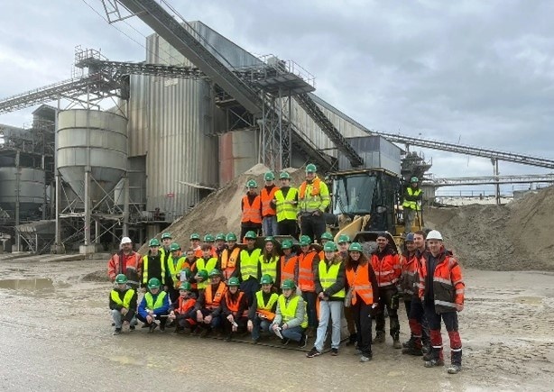 Besichtigung der Technikklassen 8d und 9d des Kieswerkes Strohmaier in Grießheim Besichtigung der Technikklassen 8d und 9d des Kieswerkes Strohmaier in Grießheim