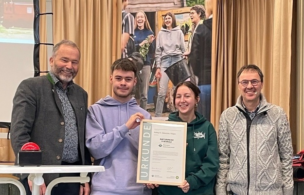 Überreichung der Urkunde Überreichung der Urkunde