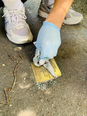 Stolpersteine polieren, Erinnerung bewahren  die 6d setzt ein starkes Zeichen gegen das Vergessen
